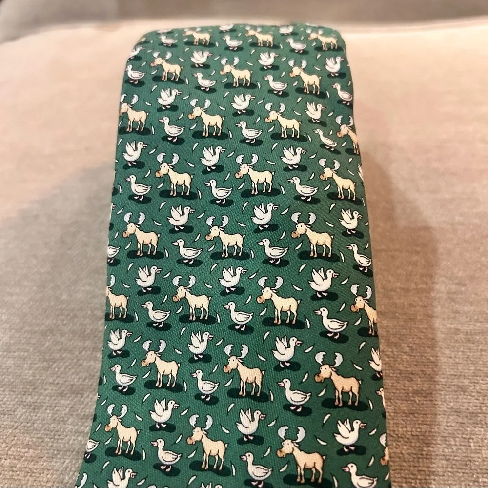 Vineyard Vines green Moose and Duck silk tie